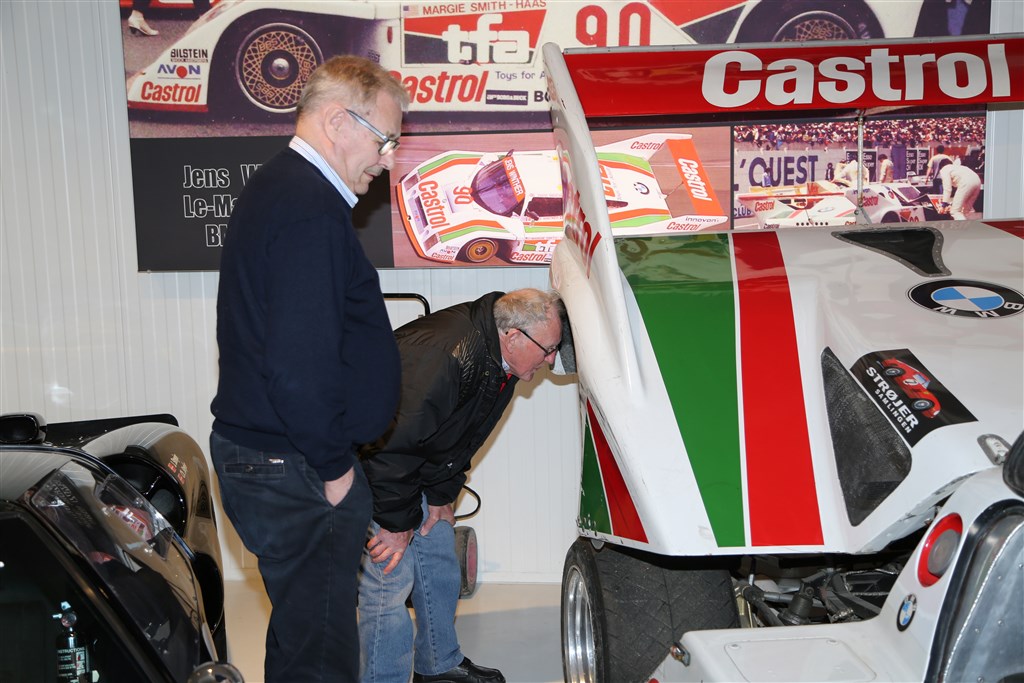 Jens Winther Sen og hans mekaniker Svend Damborg inspicerer URD raceren
(Foto: Motorsporten.dk)